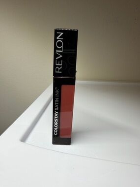 Revlon Satin Liquid Lip Color - majestic Rose 037